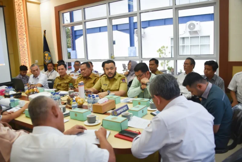 Wali Kota Padang Fadly Amran mengikuti rapat tindak lanjut penanganan perlintasan sebidang di Ruang Rapat Balai Teknik Perkeretaapian Kelas II Padang, Selasa (30/9/2025). (Foto: Prokopim Padang)