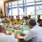 Wali Kota Padang Fadly Amran mengikuti rapat tindak lanjut penanganan perlintasan sebidang di Ruang Rapat Balai Teknik Perkeretaapian Kelas II Padang, Selasa (30/9/2025). (Foto: Prokopim Padang)