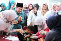 Ketua TP-PKK Kota Padang, Ny. Dian Puspita Fadly Amran, Sp.JP meninjau pelaksanaan Imunisasi Zero Dose di Aula Kantor Camat Koto Tangah, Jumat (26/9/2025). (Foto: Prokopim Padang)