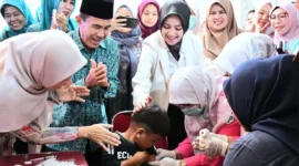 Ketua TP-PKK Kota Padang, Ny. Dian Puspita Fadly Amran, Sp.JP meninjau pelaksanaan Imunisasi Zero Dose di Aula Kantor Camat Koto Tangah, Jumat (26/9/2025). (Foto: Prokopim Padang)