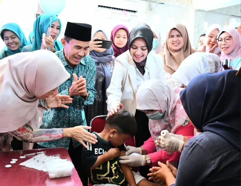 Ketua TP-PKK Kota Padang, Ny. Dian Puspita Fadly Amran, Sp.JP meninjau pelaksanaan Imunisasi Zero Dose di Aula Kantor Camat Koto Tangah, Jumat (26/9/2025). (Foto: Prokopim Padang)