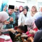Ketua TP-PKK Kota Padang, Ny. Dian Puspita Fadly Amran, Sp.JP meninjau pelaksanaan Imunisasi Zero Dose di Aula Kantor Camat Koto Tangah, Jumat (26/9/2025). (Foto: Prokopim Padang)