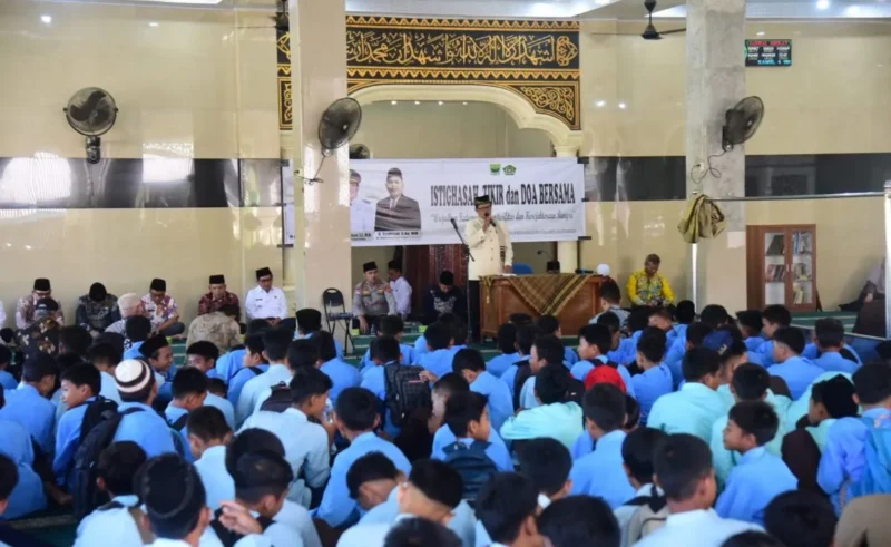 Bupati Padang Pariaman John Kenedy Azis (JKA) menghadiri istighosah, zikir, dan doa bersama di Masjid Raya Kabun, Nagari Pauah Kamba, Kecamatan Nan Sabaris, Kamis (4/9/2025). (Foto: Kominfo Padang Pariaman)