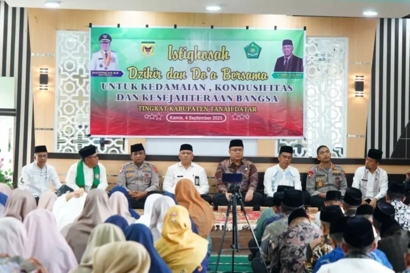 Wakil Bupati Tanah Datar, Ahmad Fadly menghadiri istighosah, zikir, dan doa bersama di aula kantor Kemenag setempat, Kamis (4/9/2025). (Foto: Prokopim Tanah Datar)