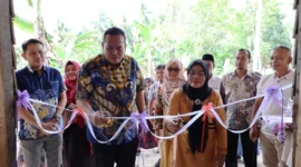 Wali Kota Pariaman, Yota Balad meresmikan peternakan ayam petelur UD Jaenab Fresh Farm Eggs  di Dusun Rimbo Sitapuang, Desa Rambai, Kecamatan Pariaman Selatan, Kamis (25/9/2025). (Foto: Kominfo Pariaman)