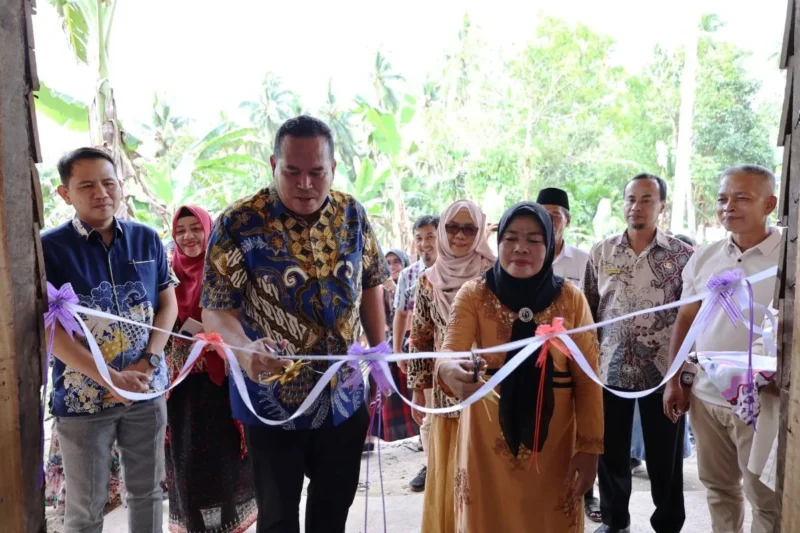 Wali Kota Pariaman, Yota Balad meresmikan peternakan ayam petelur UD Jaenab Fresh Farm Eggs  di Dusun Rimbo Sitapuang, Desa Rambai, Kecamatan Pariaman Selatan, Kamis (25/9/2025). (Foto: Kominfo Pariaman)