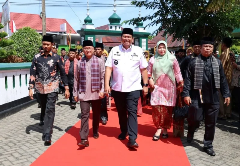 Wali Kota Pariaman, Yota Balad, menghadiri pengukuhan (pati ambalau) Kepengurusan KAN Pasa Pariaman periode 2025–2030 di Kompleks Masjid Raya Pariaman, Rabu (3/9/2025). (Foto: Kominfo Pariaman)