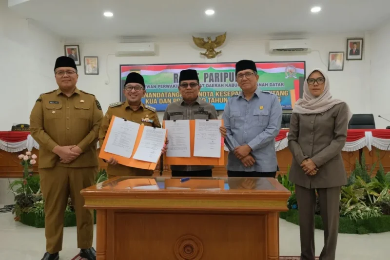 Penandatanganan Nota Kesepakatan KUA-PPAS APBD 2026, Selasa (2/9/2025). (Foto: Prokopim Tanah Datar)