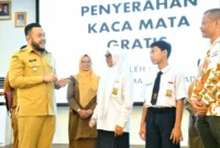 Wali Kota Padang Fadly Amran menyerahkan secara simbolis kacamata gratis dari Gapopin Sumbar di Gedung Bagindo Aziz Chan Youth Center, Senin (15/9/2025). (Foto: Prokopim Padang)