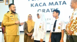 Wali Kota Padang Fadly Amran menyerahkan secara simbolis kacamata gratis dari Gapopin Sumbar di Gedung Bagindo Aziz Chan Youth Center, Senin (15/9/2025). (Foto: Prokopim Padang)