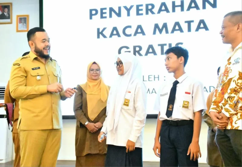 Wali Kota Padang Fadly Amran menyerahkan secara simbolis kacamata gratis dari Gapopin Sumbar di Gedung Bagindo Aziz Chan Youth Center, Senin (15/9/2025). (Foto: Prokopim Padang)