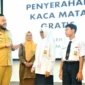 Wali Kota Padang Fadly Amran menyerahkan secara simbolis kacamata gratis dari Gapopin Sumbar di Gedung Bagindo Aziz Chan Youth Center, Senin (15/9/2025). (Foto: Prokopim Padang)