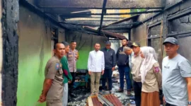Wakil Wali Kota Padang Panjang, Allex Saputra meninjau lokasi kebakaran dan menyerahkan bantuan darurat. (Foto: Kominfo Padang Panjang)