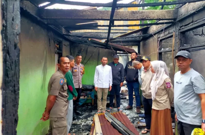 Wakil Wali Kota Padang Panjang, Allex Saputra meninjau lokasi kebakaran dan menyerahkan bantuan darurat. (Foto: Kominfo Padang Panjang)