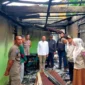 Wakil Wali Kota Padang Panjang, Allex Saputra meninjau lokasi kebakaran dan menyerahkan bantuan darurat. (Foto: Kominfo Padang Panjang)