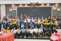 Kapolda Sumbar, Irjen Pol Gatot Tri Suryanta (tengah) bersama pengurus PELTI Sumbar dan para atlet tenis foto bersama usai pembukaan. (Foto: Dok. Humas PELTI)