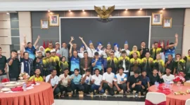 Kapolda Sumbar, Irjen Pol Gatot Tri Suryanta (tengah) bersama pengurus PELTI Sumbar dan para atlet tenis foto bersama usai pembukaan. (Foto: Dok. Humas PELTI)