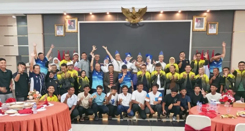 Kapolda Sumbar, Irjen Pol Gatot Tri Suryanta (tengah) bersama pengurus PELTI Sumbar dan para atlet tenis foto bersama usai pembukaan. (Foto: Dok. Humas PELTI)