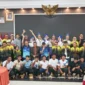 Kapolda Sumbar, Irjen Pol Gatot Tri Suryanta (tengah) bersama pengurus PELTI Sumbar dan para atlet tenis foto bersama usai pembukaan. (Foto: Dok. Humas PELTI)