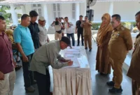 Bupati Tanah Datar Eka Putra saat Sosialisasi dan Perjanjian Kerjasama Optimasi Lahan Non Rawa (sawah), di Gazebo Indojolito Batusangkar, Senin (15/9/2025). (Foto: Prokopim Tanah Datar)