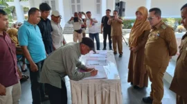 Bupati Tanah Datar Eka Putra saat Sosialisasi dan Perjanjian Kerjasama Optimasi Lahan Non Rawa (sawah), di Gazebo Indojolito Batusangkar, Senin (15/9/2025). (Foto: Prokopim Tanah Datar)