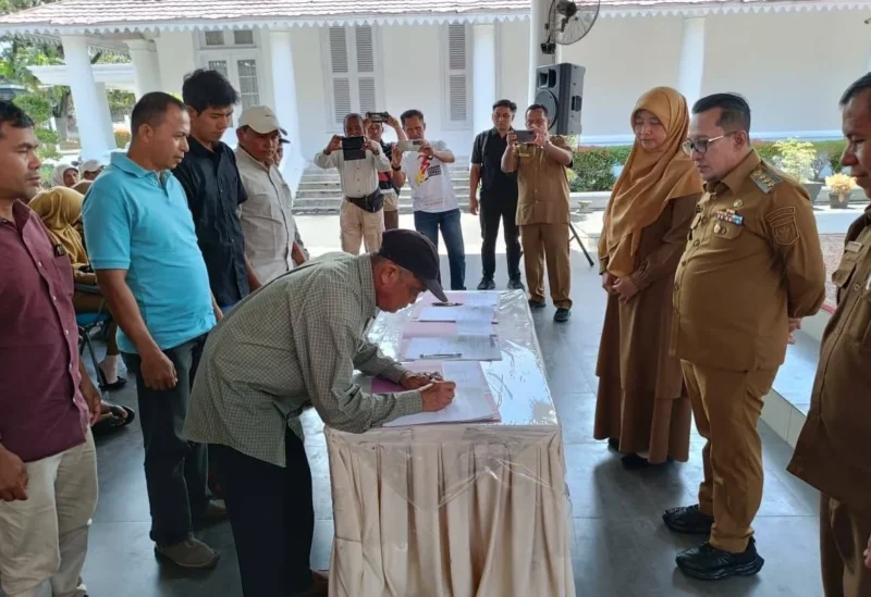 Bupati Tanah Datar Eka Putra saat Sosialisasi dan Perjanjian Kerjasama Optimasi Lahan Non Rawa (sawah), di Gazebo Indojolito Batusangkar, Senin (15/9/2025). (Foto: Prokopim Tanah Datar)