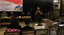 Kasatpol PP Padang Chandra Eka Putra menghadiri Kemah Kebangsaan di Shangrila Outbound, Lubuk Minturun, Sabtu (6/9/2025) malam. (Foto: Humas Satpol PP Padang)