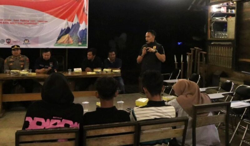 Kasatpol PP Padang Chandra Eka Putra menghadiri Kemah Kebangsaan di Shangrila Outbound, Lubuk Minturun, Sabtu (6/9/2025) malam. (Foto: Humas Satpol PP Padang)