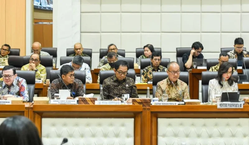 Menteri Perindustrian Agus Gumiwang Kartasasmita memaparkan arah kebijakan dan program prioritas sektor industri tahun 2026 dalam Rapat Kerja bersama Komisi VII DPR RI, Rabu (3/9). (Foto: Kemenperin)