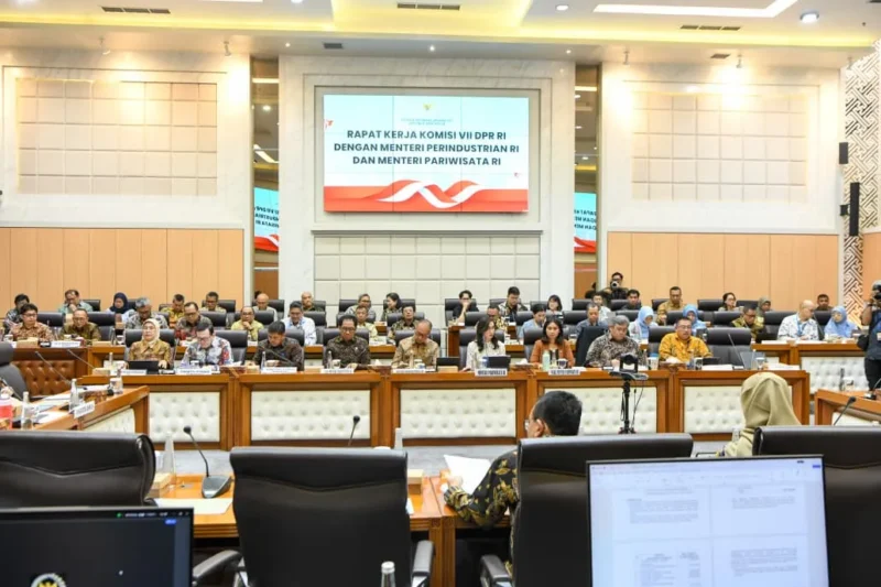 Menteri Perindustrian (Menperin) Agus Gumiwang Kartasasmita memaparkan RKAKL 2026 dalam rapat kerja bersama Komisi VII DPR RI di Jakarta, Rabu (3/9). (Foto: Kemenperin)