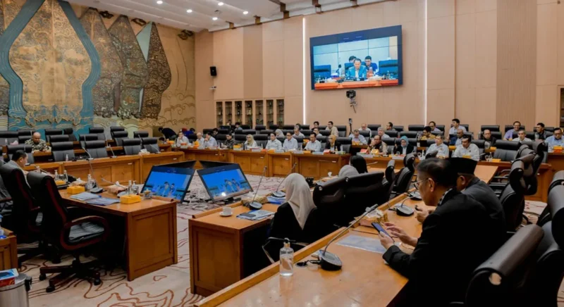 Wakil Menteri ESDM Yuliot dalam rapat kerja bersama Komisi XII DPR RI di Jakarta, Rabu (3/9). (Foto: Kementerian ESDM)