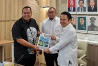 Wali Kota Pariaman Yota Balad menyerahkan proposal kepada Dirjen Bina Marga Roy Rizali Anwar di Jakarta Selatan, Senin (23/9/2025). (Foto: Kominfo Pariaman)