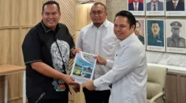 Wali Kota Pariaman Yota Balad menyerahkan proposal kepada Dirjen Bina Marga Roy Rizali Anwar di Jakarta Selatan, Senin (23/9/2025). (Foto: Kominfo Pariaman)