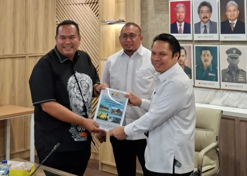 Wali Kota Pariaman Yota Balad menyerahkan proposal kepada Dirjen Bina Marga Roy Rizali Anwar di Jakarta Selatan, Senin (23/9/2025). (Foto: Kominfo Pariaman)