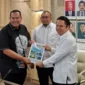 Wali Kota Pariaman Yota Balad menyerahkan proposal kepada Dirjen Bina Marga Roy Rizali Anwar di Jakarta Selatan, Senin (23/9/2025). (Foto: Kominfo Pariaman)