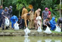 Wali Kota Pariaman Yota Balad bersama Komandan Kodaeral II Padang, Laksamana Muda TNI Sarimpunan Tanjung menebar benih ikan nila di Desa Kampung Kandang, Kecamatan Pariaman Timur, Selasa (9/9/2025). (Foto: Kominfo Pariaman)