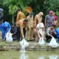 Wali Kota Pariaman Yota Balad bersama Komandan Kodaeral II Padang, Laksamana Muda TNI Sarimpunan Tanjung menebar benih ikan nila di Desa Kampung Kandang, Kecamatan Pariaman Timur, Selasa (9/9/2025). (Foto: Kominfo Pariaman)
