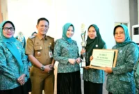 Ketua TP-PKK, Ny. dr. Dian Puspita Fadly Amran, Sp.JP menyerahkan penghargaan kepada pemenang lomba di Youth Centre, Selasa (30/9/2025). (Foto: Prokopim Padang)