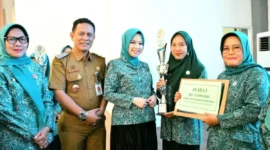 Ketua TP-PKK, Ny. dr. Dian Puspita Fadly Amran, Sp.JP menyerahkan penghargaan kepada pemenang lomba di Youth Centre, Selasa (30/9/2025). (Foto: Prokopim Padang)
