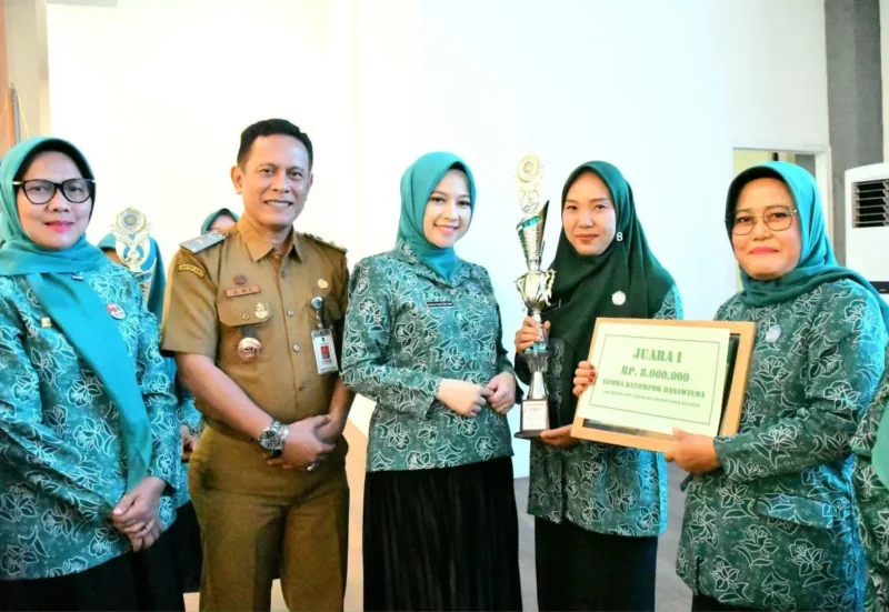 Ketua TP-PKK, Ny. dr. Dian Puspita Fadly Amran, Sp.JP menyerahkan penghargaan kepada pemenang lomba di Youth Centre, Selasa (30/9/2025). (Foto: Prokopim Padang)