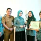 Ketua TP-PKK, Ny. dr. Dian Puspita Fadly Amran, Sp.JP menyerahkan penghargaan kepada pemenang lomba di Youth Centre, Selasa (30/9/2025). (Foto: Prokopim Padang)