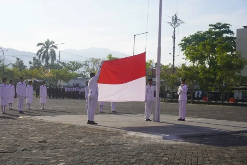 Warga Padang diimbau kibarkan bendera merah putih mulai 1–31 Agustus 2025. (Foto: FB Diskominfo Padang)