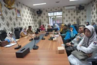 Tim Kemendukbangga/BKKBN melakukan penilaian secara hybrid di ruang Asisten Setda Kota Padang, Selasa (16/9/2025). (Foto: FB Diskominfo Padang)