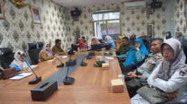 Tim Kemendukbangga/BKKBN melakukan penilaian secara hybrid di ruang Asisten Setda Kota Padang, Selasa (16/9/2025). (Foto: FB Diskominfo Padang)