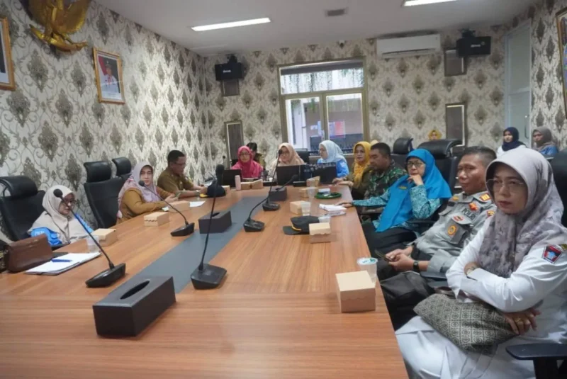 Tim Kemendukbangga/BKKBN melakukan penilaian secara hybrid di ruang Asisten Setda Kota Padang, Selasa (16/9/2025). (Foto: FB Diskominfo Padang)