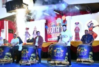 Wali Kota Padang, Fadly Amran menghadiri pembukaan Kota Tua Festival yang digelar HTT Pusat Padang di GOR HTT, Jumat (19/9/2025) malam. (Foto: Prokopim Padang)