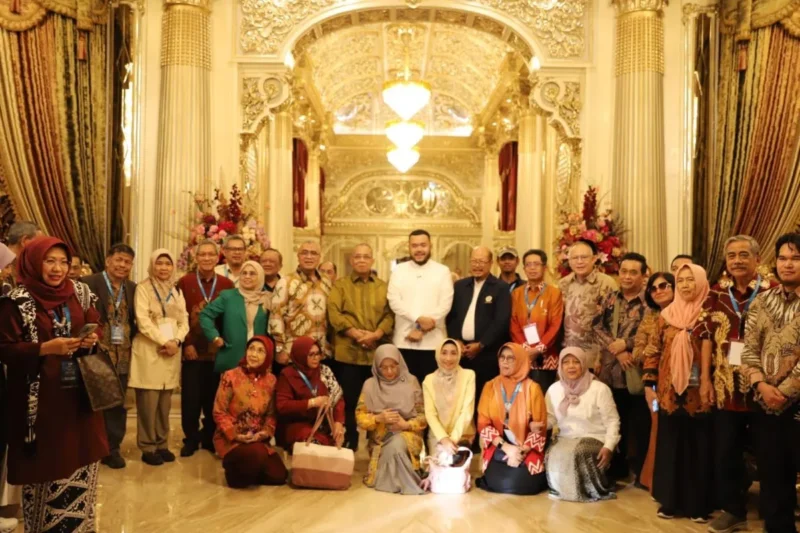 Wali Kota Padang, Fadly Amran menerima kunjungan Majelis Dewan Guru Besar PTNBH di Rumah Gadang Baiturrahmah, Jumat (26/9/2025). (Foto: Prokopim Padang)