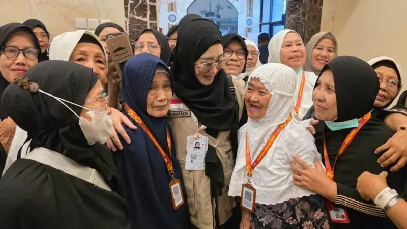 Anggota Komisi VIII DPR RI, Lisda Hendrajoni dalam sebuah kesempatan bersama masyarakat. (Foto: Dok. TA Lisda)