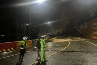 Longsor di Kelok 9 Limapuluh Kota menutup jalur utama Sumbar–Riau, Kamis malam (18/9/2025). (Foto: Satlantas Polres Limapuluh Kota)