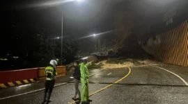 Longsor di Kelok 9 Limapuluh Kota menutup jalur utama Sumbar–Riau, Kamis malam (18/9/2025). (Foto: Satlantas Polres Limapuluh Kota)